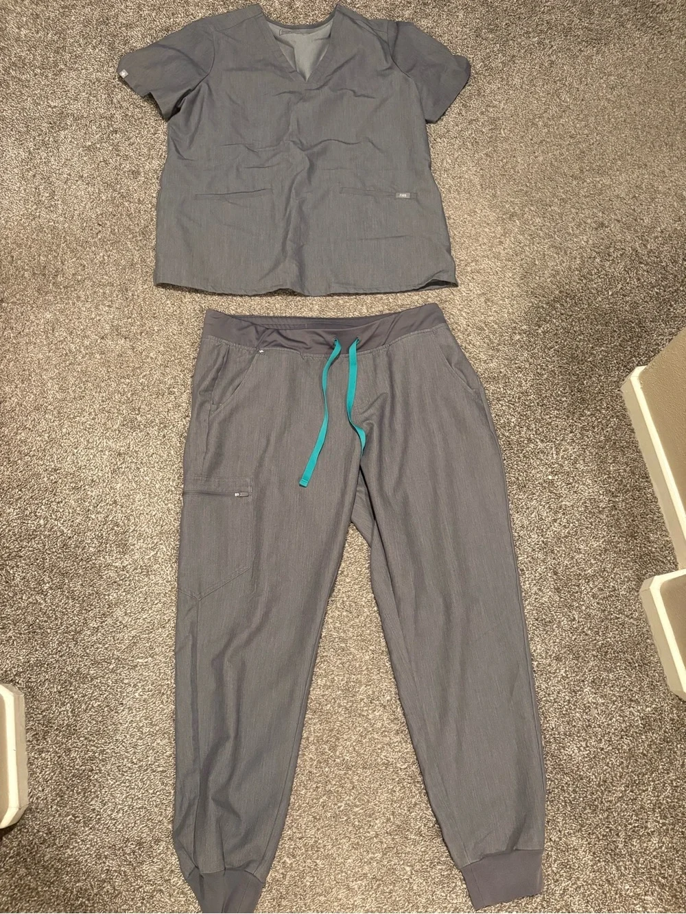 FIGS Gray Scrub Zamora Pants with Teal Drawstring Top Casma XL